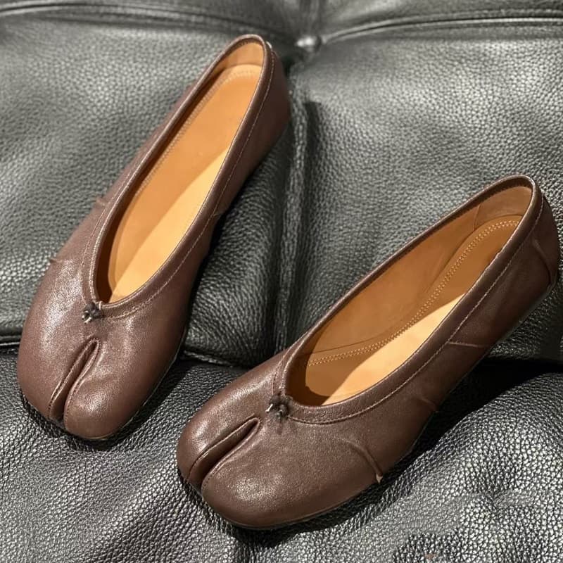 Women's Flat Shoes With Toe Pleats in Stock at Factory Level