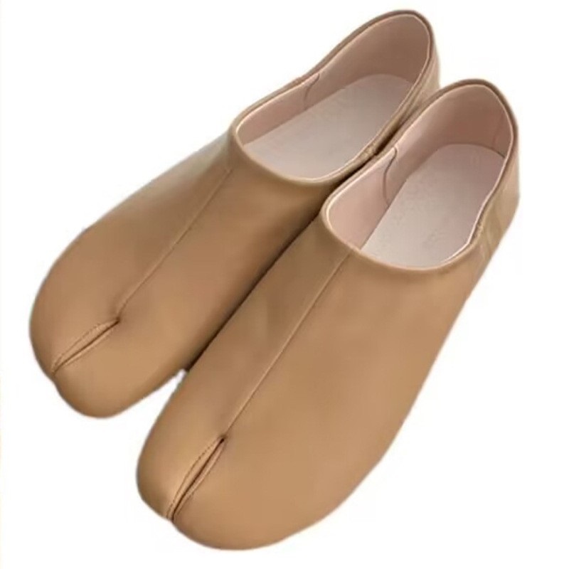new minimalist women's flat comfortable split-toe shoes feature a simple elegant
